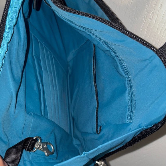 Travelon Anti-theft Classic Black Crossbody Bag - Picture 14 of 15